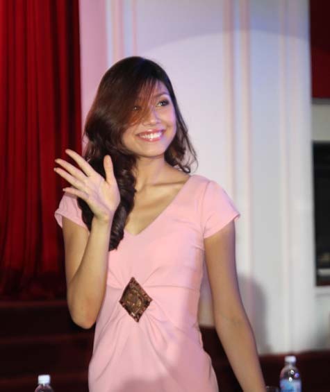 Hoa hậu biển Nguyễn Thị Loan xuất hiện ở Đêm nhạc hội - Our way với sự giản dị song vẫn không kém phần lộng lẫy, kiêu sa
